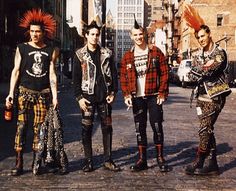 Rebellious Red British Punk Fashion, Punks 70s, Costumes Faciles, Dark Punk, 70s Punk, British Punk, Classic Punk