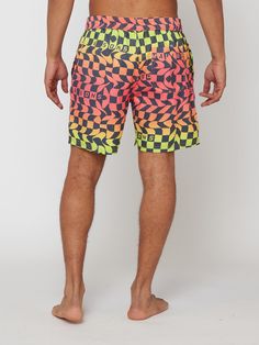 Poolshorts aus 100 % Mikrofaser-Polyester, 43,2 cm Außennaht
Pool-Shorts mit elastischem Bund und Nu-Wave-Aufdruck
Mit Nahttaschen vorne und aufgesetzter Gesäßtasche
Mit Logo verzierte Ösen, Kordelzug und Beinaufnäher
Vollständiges Mesh-Beinfutter
Das Model ist 6 Fuß groß, hat eine Taillenweite von 32 Zoll und trägt Größe M Short Swim Trunks For Surfing, Bermuda Surfing Shorts For Summer, Summer Sports Bermuda Shorts, Bermuda Surfing Bottoms For Summer, Casual Surfing Shorts With Pockets, Casual Nylon Athletic Shorts For Surfing, Summer Sports Bermuda Shorts With Built-in Shorts, Summer Swimming Bottoms With Short Inseam, Beach Swim Trunks With Pockets