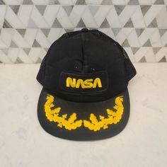 Vintage 80s NASA Space Gold Scrambled Eggs Black Snapback Trucker Mesh Hat Cap. Vintage Brimmed Hats For Streetwear, Vintage Brimmed Streetwear Hats, Vintage Adjustable Trucker Hat For Streetwear, Adjustable Vintage Trucker Hat For Streetwear, Vintage Adjustable Brimmed Baseball Cap, Vintage Visor Hat For Streetwear, Vintage Adjustable Hat For Streetwear, Vintage Adjustable Brimmed Trucker Hat, Adjustable Vintage Hats For Streetwear