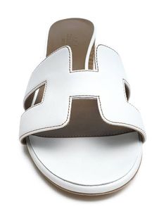 Gender: Women Brand: HERMES Product Name: Oasis Calfskin Slipper Heels Blanc Bags Alora Code: 44313360 Color: white Composition: Calfskin Leather Origin: France Features: Platform Heels Leather Sole Designer Style ID H071002Z 02