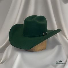 Handcrafted / Confeccionada a mano Material: 100% Wool (Lana de Borrego) Color: Verde (Green) Quality/Calidad: 20X Crown/Copa: 4 1/2" Brim/Ala: 4" Shape/Horma: Este Oeste Brand/Marca: Tombstone Made in Mexico ENVIO GRATIS (2 A 6 DIAS HABILES) FREE SHIPPING (2-6) BUSINESS DAYS Green Cowboy Hat, Rodeo Hats, Rodeo Attire, Bling Horse Tack, Best Cowboy Boots, Cowboy Hats Women, Nfr Outfits, Ostrich Legs, Cowgirl Accessories