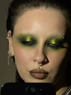 Green Chrome Eyeshadow, Brat Girl Summer Makeup, Green Red Makeup, Brat Makeup Look, Green Face Makeup, Matrix Makeup Look, Green Fantasy Makeup, Like Green Makeup, Lime Green Eyeshadow Looks