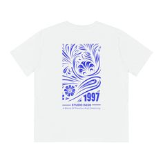 Entdecken Sie unser stylisches Unisex „The 1997“ Print T-Shirt von STUDIO DASH in weiß, camel und taubenblau. Dieses oversized T-Shirt mit Artprint ist ein echtes Must-have für alle 90's Fashion Liebhaber. Hergestellt aus nachhaltiger Baumwolle ist dieses bedruckte T-Shirt nicht nur ein stylisches Statement, sondern auch umweltfreundlich. Der auffällige Artprint in electric blue im trendigen Floral-Design, kombiniert mit einem künstlerischen Slogan, ist das perfekte T-Shirt zur Jeans und Satin-R Tshirt Print Ideas, Tshirt Design Ideas Trendy, 90s Tshirts, Shirt Prints, 90's Fashion, Statement Tshirt, Cricut Joy, Tshirt Art, Tshirt Design