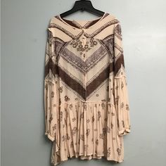 Women’s Cream And Brown Floral Free People Small Long Sleeve Dress! Brand New And Has Not Been Worn. It Is Perfect Lightweight For The Spring And Summer Time Weather! Dr52 Bohemian Cream Mini Dress, Casual Beige Long Sleeve Boho Dress, Cream Bohemian Flowy Mini Dress, Flowy Cream Bohemian Mini Dress, Flowy Beige Boho Dress For Fall, Cream Boho Print Dresses For Spring, Beige Long Sleeve Boho Dress For Spring, Casual Fitted Beige Boho Dress, Fitted Beige Boho Casual Dress