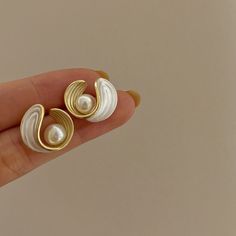 Simple Elegant Jewelry, Korean Earrings, Mother Of Pearl Earrings, Retro Earring, Gold Pearl Earrings, Loop Earrings, Jewelry Lookbook, Stud Earrings For Women, Birthday Jewelry Gift