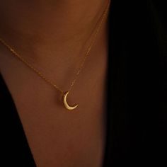 Gold Crescent Moon Necklace Luxury Crescent Necklaces For Women, Moon Jewelry Gold, Celestial Jewelry Gold, Cute Chains For Women, Gold Jwelery Designs, Jewelries Aesthetic, Moon Jewelry Aesthetic, Moon Necklace Aesthetic, Jwellary Unique