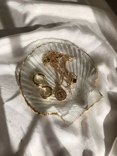 Sea Shells Jewelry, Shells Jewelry, I Love Gold, Bracelet Organizer, Bohemian Style Jewelry, Ring Display, Permanent Jewelry, Seashell Jewelry