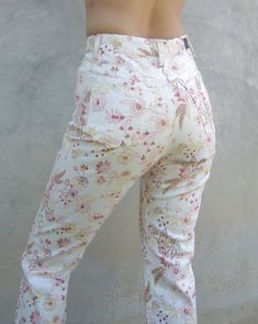 vintage ET-BOITE jeans High Waisted Pants w24 W25,floral pants White and flower Pink,pants boho vintage pants spring Bohemian,size M I want you to experience the beauty, style and comfort of my goods. Excellent condition for : Women: small - medium size : M color : White and flower Pink ,purple,Red Material : cotton 95% Polyester 5% Label : et-boite Mede in japan measurements: inches or centimeters 1. Waist: 24 or 25 in // 61 or 63.5 cm 2. Hips: 33 // 89 or 84 cm 3. thigh size : 20 in // 51 cm 4 Vintage Floral Pants, Bohemian Pants, Vintage Levis Jeans, Jean Vintage, Jeans High Waisted, Wolf Girl, Boho Pants, Anime Wolf, Pants White