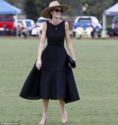 Maticevski Dress, Nicole Trunfio, Toni Maticevski, Pumps Outfit, Modest Casual Outfits, Lil Black Dress, Lovely Fashion, Maxi Outfits, Chic Skirts