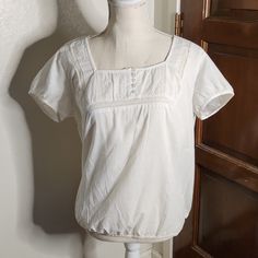 Sol Clothing Brand. White Embroidered Short Sleeve Blouse. Size Xl White Embroidered Shirt Outfit, Fitted Cotton Peasant Top, Fitted Cotton Peasant Top For Daywear, Fitted Cotton Peasant Top With Short Sleeves, Fitted Short Sleeve Peasant Top For Daywear, Casual Embroidered Peasant Top, Casual Embroidered Peasant Top For Daywear, Embroidered Shorts, Short Sleeve Blouse