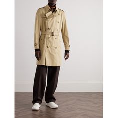 Few styles boast the enduring appeal of Burberry's trench coats, particularly this iconic 'Kensington' one. It's cut from signature cotton-gabardine, defined by a belted waist and double-breasted front and classically detailed with epaulettes. Leave it unbuttoned to reveal flashes of the emblematic checked lining. Coat For Men, Burberry Trench, Burberry Trench Coat, Trench Coat Men, Trench Coats, Mr Porter, Winter Wardrobe, Mens Coats, Double Breasted