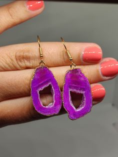 Give the gift of wonder with our Large Geode Earrings.These stunning pieces feature real geodes, each a natural masterpiece, capturing the beauty of crystalline formations. Make a statement with this unique gift that reflects the Earth's artistry.  🔸Nickel-free 🔸20mm geode size 🔸Color may vary according to lighting 🔸Gold filled We offer  🔸Fast shipping  🔸Free shipping for eligible orders 🔸Polishing cloth  🔸Free item on orders of 100€ 🔸Gift box 🎁 🔸Great customer service Gemstone Drop Earrings As A Gift For Her, Agate Drop Earrings Gift, Trendy Agate Drop Earrings, Agate Drop Earrings As A Gift, Agate Drop Earrings For Gift, Agate Drop Earrings With Matching Set, Single Drop Earring As Gift For Her, Unique Agate Jewelry With Matching Earrings, Agate Drop Earrings