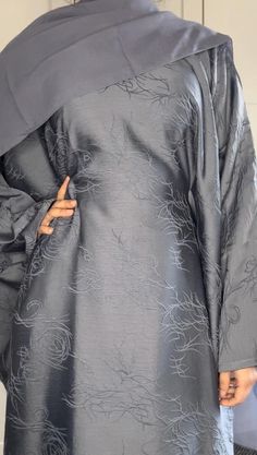 Butterfly abaya with a stunning jacquard print material. Comes with a belt attached to the inside of the dress.  This abaya can be worn loose or the inner belt can be tied to adjust the waist. Perfect for any occasion.  Includes: - Abaya - Hijab Please check size guide in the photo before placing order. Colour may vary across devices. Luxury Resham Embroidered Abaya For Eid, Linen Abaya, Ramadan Abaya, Closed Abaya, Eid Abaya, Modest Abaya, Abaya Modest, Butterfly Abaya, Abaya Pattern