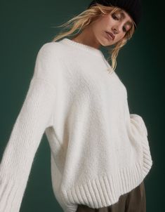 This cozy crewneck is made from mohair yarn mixed with top-quality merino wool for a lightweight, luxurious feel/Yarn is top-dyed to give a rich, tonal depth of color/Jersey stitch/Ribbed neckline, cuffs, and hem Crochet Tube Top, Chunky Oversized Sweater, Fall Style Guide, Boyfriend Sweater, Oversized Sweater Women, Plaid Crop Top, American Eagle Sweater, Mens Outfitters, Knitting Designs