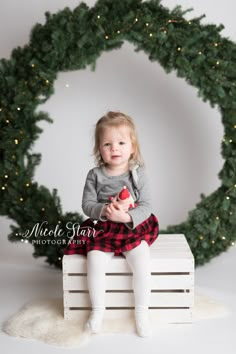 Christmas Minis Fireplace, Simple Holiday Photoshoot, Simple Indoor Christmas Photoshoot, Christmas Photo Session Studio, Simple Christmas Setup Photography, Christmas Mini Set Up Indoor, Simple Christmas Photo Setup, Simple Christmas Photoshoot Indoor, Simple Christmas Mini Sessions Indoor