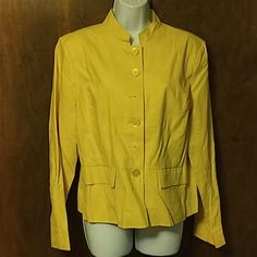 Nwt - Chadwicks - Linen Bright Yellow Jacket - 14 Loc C1 Bright Yellow Button Down Linen Jacket With High Split Collar, Long Sleeves, 2 Front Flap Pockets, Slight Peplem Hem. Mint Condition Never Worn Extra Button Pouch Still Attached. Measurements: Bust 20, Hip 21, Length 26. Classic Spring Blazer With Buttons, Classic Spring Blazer With Snap Buttons, Classic Yellow Blazer With Button Closure, Spring Solid Outerwear With Covered Buttons, Spring Outerwear With Covered Buttons, Classic Spring Outerwear With Covered Buttons, Spring Office Outerwear With Covered Buttons, Yellow Fitted Button-up Outerwear, Spring Button-up Blazer With Covered Buttons