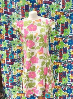 Adorable 60s flower power summer dress. White cotton with pink and yellow flowers all over. Such a vibrant and happy print!The dress has a pleated skirt and zips at the back. There are no labels, not sure, but it may be handmade. Estimated size M, but please check measurements (single, taken flat):Shoulders: 14.5"/35cmBust: 18.5"/45cmWaist: 19"/48cmHips: 21"/53cmLength: 34"/86cmThe fabric does not stretch.The previous owner has made some repairs and there is one dark stain at the back, as shown Orange Retro, 60s Dress, Retro Floral, Dress Clothes For Women, Pansies, Vintage Flowers, Vintage Shirts, Flower Power, Pleated Skirt