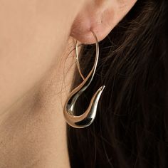 A hollow, sterling silver earring that you can wear as a pair or single. Ένα κούφιο σκουλαρίκι από ασήμι 925 το οποίο μπορείτε να φορέσετε μονό ή ως ζευγάρι. Timeless Earrings, Silver Earring, You Can, Jewelry Earrings Dangle, Dangle Drop Earrings, Porter, Greece, Dangle Earrings, Jewelry Earrings