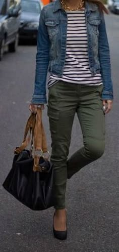 Looks Jeans, Olive Pants, How To Wear Leggings, Outfit Jeans, Mode Casual, Green Pants, 가을 패션, Casual Fall Outfits, Mom Outfits