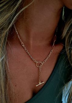 ♦  Dainty Hand Made, Y Lariat Figaro chain mix cable chain, Made Of GOLD 2MICRON Plated Brass Decorated with a T bar clasp charm,     The necklace is fully chic and suitable for everyday use. ▪  You have a one-year warranty on the coating. ▪ SIZE: The chain comes in 4 lengths, short 15.8" (40cm), medium 17.7" (45cm), long 19.8" (50cm), and extra long for men 21.65" (55cm)  24"  60cm.   The measurement does not include the chain that goes down, which is another (1.96") 5cm.    It is also possible Body Necklace, Gold Lariat Necklace, Toggle Necklace, Y Necklace, Figaro Chains, Figaro Chain, Necklace Unique, Necklace Long, Adjustable Necklace