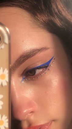 Rhinestone Placement Makeup, Blue Concert Makeup, Makeup Strass, Bead Makeup, Trendy Makeup Looks, Concert Makeup, Euphoria Makeup, Rhinestone Makeup, Face Art Makeup