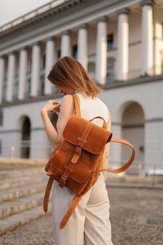 Model Herbie: Introducing our compact and stylish Crazy Horse genuine leather backpack, designed with a touch of vintage charm. This backpack features vintage-style scuffs that enhance its character and appeal. With a size of 10 x 12 x 4.7 inches (25 x 30 x 12 cm), it's perfect for everyday use, whether you're heading to work, school, or a casual outing. The high-quality Crazy Horse leather not only ensures durability but also ages beautifully, developing a unique patina over time. The backpack' Vintage Brown Backpack For On-the-go, Vintage Leather Everyday Backpack, Everyday Vintage Leather Backpack, Vintage Soft Leather Backpack For Daily Use, Vintage Leather School Backpack, Vintage Everyday Backpack With Leather Backing, Vintage Soft Leather Standard Backpack, Vintage Soft Leather Backpack, Vintage Backpack With Leather Lining For Everyday Use