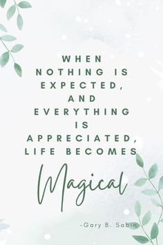 a quote with the words, when nothing is expected, everything is appreciated, life becomes magic