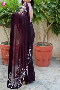 Saree Buy Online Shopping, Letest Desine Sarees, Fancy Sarees Party Wear Chiffon, Shiffon Sarees Party Wear, Fancy Sarees Wedding, Saree Wearing Style, Chiffon Saree Party Wear, Handwork Saree, Party Wear Sarees Online