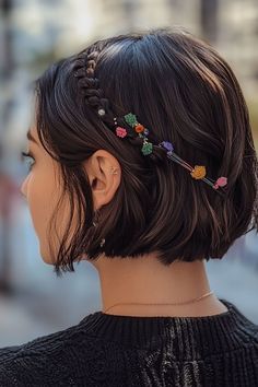 Festivals are perfect for showcasing your style with creative hairstyles. These 23 ideas will make your hair unforgettable! Hippie Hairstyles Short Hair, Festival Hair Ideas, Haircut Ideas Brown Hair, People Reference, Ideas Haircut, Hair Dye Ideas, Faux Hair, Bubble Ponytail, Colored Hair Extensions