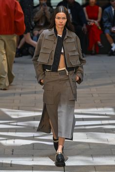 sacai Men's 2025 SS ＆ Women's 2025 Spring Collection | パリ | 画像145枚 - FASHIONSNAP 2025 Fashion Trends, Dress Over Pants, 60s Look, Paris Fashion Week Men, Fashion Trend Forecast, Fashion Silhouette, 2025 Fashion, Men Fashion Show, Summer 2025