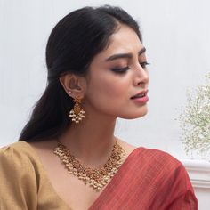 About the Jewelry Stand out from the crowd with this elegant antique necklace set. This floral intricate antique necklace is a dreamy affair for every woman. Made with high-quality Kempu stone, this Gutta Pusalu inspired necklace set is great for the woman who loves the fusion of Indian cultural heritage and fashion trends. Styling Tip Match it with a beautiful traditional golden embellished silk saree on your special day. Details & Specifications: Materials used: Kempu Stone with Antique Platin Radha Raman, Indian Necklace Set, Antique Necklace Set, Jhumka Designs, Necklace Set Indian, Gold Jewelry Simple Necklace, Heritage Jewellery, Celebrity Jewelry, Antique Bridal Jewelry