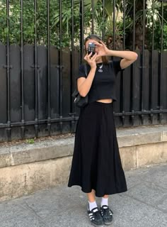 Feminine Clothing Casual, Summer Black Outfits Aesthetic, Black Long Skirts Outfit, Outfits With Black Skirt Long, Black Adidas Shoes Outfit, Black Long Skirt Outfit Casual, Korea Summer Outfit