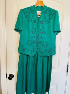 "This dress is such a GORGEOUS emerald green color. It looks like it's two pieces, but it's all one piece. Shoulder pads. Lovely soutache embroidery.  44\" long 18\" waist  Karin Stevens brand Size 18M" Elegant Green Short Sleeve Sets, Green Floral Embroidered Formal Sets, Formal Green Sets With Floral Embroidery, Soutache Embroidery, Emerald Green Color, Dress Clothes For Women, Two Pieces, Shoulder Pads, Emerald Green