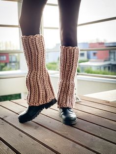 Um Knit Look Boot Cuffs zu machen benötigen Sie: - 2 Knäuel Garn Red Heart Lisa Big, 1 Knäuel = 200 gr / 7.1 oz; 120 m, hier zu kaufen - https://www.lovecrafts.com/de-de/p/red-heart-lisa-big?utm_source=ravelry&utm_medium=cPC&utm_campaign=UK%2BRedHeart - Häkelnadel Nr. 10 (US - N/15, UK-000) - 1 Marker Maschenprobe unter Verwendung von DC st: 7 Maschen und 4 Reihen = 10 cm GRÖßE: Einstellbar auf jede Erwachsenengröße Schwierigkeitsgrad für Häkeln - Fortgeschrittene Die Anleitung ist in Standard U Crochet Boot Cuffs, Big Yarn, Crochet Boots, Boot Cuffs, Leg Warmers, Red Heart, Crochet Hooks, Ravelry, Labour Day