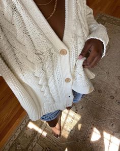 The Cable Cardigan is always a good idea. 📷: @sash.flores Oversized Cable Knit Sweater, Cool Girl Outfits, Cable Cardigan, Jenni Kayne, Cable Knit Sweater, Fall Looks, Chunky Knit, Oversized Fits, Cable Knit