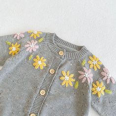 This stylish baby girl cardigan is crafted from soft knitted fabric and features a single breasted closure and floral embroidered graphics. Perfect for special occasions, it will keep your little one warm and comfortable. COLOR Grey GENDER Baby Girl MATERIAL Cotton PATTERN Floral (Flower), Embroidered SEASON Spring, Autumn SIZE (AGE) 66 (3-6M), 73 (6-9M), 80 (9-12M), 90 (12-24M) Baby Cocoon Pattern, Trendy Romper, Stylish Baby Girls, Crochet Baby Sweaters, Baby Sweater Patterns, Cool Baby Clothes, Knitting Baby, Sweater Patterns