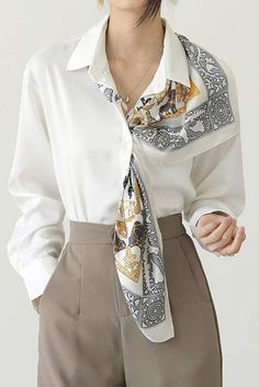 ステンカラーイラストプリントスカーフ装飾シャツ - liwisi Long Sleeve White Shirt, Office Shirts, Shirt Elegant, Silk Scarf Style, Ways To Wear A Scarf, Woman Casual, Spring Blouses, How To Wear A Scarf