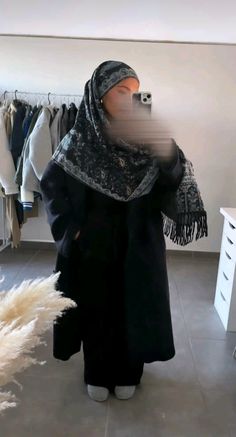 Hijab Style With Desi Clothes, Hijab Outfit Abaya, Pashmina Scarf Outfit, Abaya Winter Outfit, Winter Abaya Outfits, Outfit Voile, Hijab Fashion Winter, Modest Outfits Casual