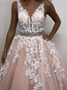 Silueta: una línea
Cintura: Natural
Longitud de la manga: sin mangas
Tela: tul, encaje
Color mostrado: rosa
Sujetador integrado: sí V-neck Lace Evening Dress For Prom Season, V-neck Lace Prom Gown, Lace Bodice Ball Gown For Gala And Prom, Lace Bodice Ball Gown For Gala And Prom Season, V-neck Tulle Gown For Debutante Ball, Tulle V-neck Gown For Debutante Ball, V-neck Tulle Evening Dress For Debutante Ball, V-neck Gown With Lace Back For Prom, V-neck Evening Dress With Lace Back For Prom