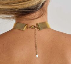 The Gold-Plated Mesh Choker is a piece that blends modern style with a classic touch. Crafted from smooth mesh chain, it offers a sleek texture and an elegant design. The choker's structure is made from noble metal and is gold-plated, providing a luxurious and radiant finish. With a length of 32 cm, this choker is a versatile option to elegantly highlight the neck. The minimalist design of the smooth mesh adds a contemporary touch, while the gold plating lends a classic charm to the piece. This choker is perfect for wearing alone, creating an elegant focal point in your outfit, or layered with other necklaces for a customized style. Its versatility allows it to be worn on various occasions, adding a touch of glamour and sophistication to any look. In summary, the Gold-Plated Mesh Choker is Chic Formal Metal Choker, Adjustable Chain Choker Necklace For Evening, Gold-tone Chain Choker For Party, Evening Metal Choker With Clavicle Chain, Gold Choker Chain Necklace For Party, Evening Metal Choker Chain Necklace, Gold Party Choker Chain Necklace, Metal Chain Choker For Evening, Gold-tone Metal Choker For Party