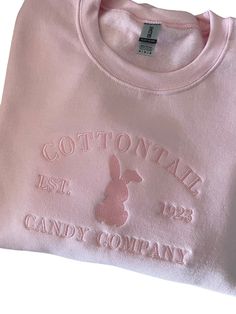 This embroidered spring bunny sweatshirt is so cute! We absolutely LOVE this monochromatic embroidery. Monochromatic Embroidery, Sweatshirts Ideas, Embroidery Hoodies, Embroidery Easter, Bunny Sweatshirt, Easter Sweatshirt, Candy Companies, Easter Embroidery, Spring Bunny