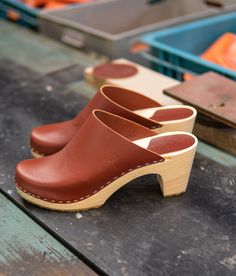 Elevate your everyday style with our minimalist clog mule, featuring clean lines and a timeless aesthetic that effortlessly transitions from day to night in our high-rise heel. Clog measurements:Heel height: 3 1/8” (8 cm)Toe height: 1 1/4” (3.2 cm)Fit:NarrowLeather:Vegetable tan leatherClogs consist of:Base: Spanish pine woodSole: Rubber soleFastening: Staples Mules Shoes Outfit Casual, Mule Shoes Outfit, Red Clogs, Womens Clogs And Mules, Clog Mules, Black Clogs, Business Casual Shoes, Clogs And Mules, Wooden Clogs