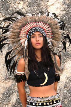 Indian Inspired headdress, short length, warbonnet native american style Handmade with feathers Hat circumference 59 cm approx, 23,2 inches approx Please note that our products are handmade with some natural materials. For this reason the used materials such as leather and feathers may have slight variations in color. Please do not forget to send us a message confirming the delivery address and contact phone number. Your package could not be sent without this information. Our shipping companies Black Bohemian Costume Hats And Headpieces, Bohemian Costume Hats And Headpieces With Feathers For Festivals, Adjustable Bohemian Headpieces With Feathers, American Costume, Native American Headdress, Feather Headpiece, Wilde Westen, Red Indian, Indian Headdress