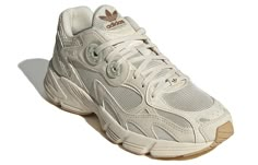 GV9200 Ozweego Outfit Women, Beige Adidas, Adidas Originals Ozweego, Adidas Ozweego, Adidas Models, Generation Z, Shoes Stand, Sneakers Online, Adidas Online