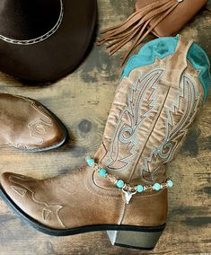 Cowgirl Boot Bracelet - Steer Head Charm with Champagne Crystals, Turquoise Beads, and Gold Metal Accents Boot Jewelry Diy Ideas, Crystals Turquoise, Shoe Bracelet, Cowgirl Bracelets, Country Girl Gifts, Turquoise Boots, Boot Charms, Steer Head, Boot Chains