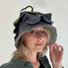 Indulge in the ultimate sauna experience with our exquisite Gray Women's Sauna Hat, handcrafted from the finest Merino Wool. This unique accessory is not only a stylish addition to your wellness routine but also provides practical benefits, keeping your hair dry and protected from the heat. 🧵 Material: Finest Merino Wool 🌟 Style: Charming flower detail for elegance 🎩 Design: Pixie-style, elf-like cap 🛁 Versatility: Ideal for saunas, steam rooms, or winter wear 🎁 Perfect Gift: For those valuing comfort and fashion DETAILS: *Hand wash only in cold water.   Please, note that due to lighting effects, monitor brightness, contrast, and other settings, there might be some slight differences in the color tone/shade of the website's photo and the actual item. Wool Elf Hats, Steaming Felt Hats, Felted Elf Hat, Sauna Hat, Hat Flower, Wool Hats, Pixie Hat, Hair Dry, Pixie Styles