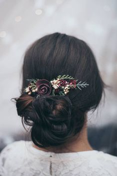 Floral hair comb for bride, bridesmaid, or flower girl Comb size - 8,5 cm (3,5 inches) Length of floral part ~ 12-13 cm (5 inches) Matching boutonniere, flower bracelet, hair crown can be made to order along with this accessory here: https://www.etsy.com/listing/735358517 Explore more items at mavkastore.etsy.com Bordeaux Hair, Bun Inspiration, Winter Wedding Makeup, Winter Wedding Hair, Flower Hair Accessories Wedding, Gossip Girl Blair, Hair Garland, Floral Hair Combs, Hair Wreaths