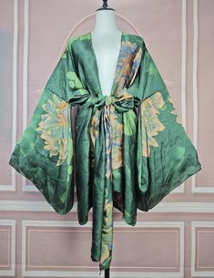 Gorgeous hand made Kimono with elegant floral detail and patterns. Available in multiple colours 🥰. Comes with belt.  One size fits all ✨. colour may vairy due to lighting.  Check my shop for more incredible hand made grams. ❤️🫶 Modern Kimono Fashion, Modern Kimono, Beach Kimono, Loose Cardigan, Fashion Swimwear, Short Kimono, African Fashion Women, Asian Inspired, Womens Robes