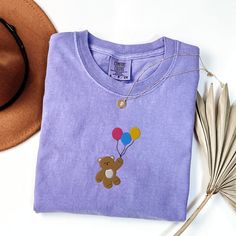 Comfort Colors Embroidered Shirt, Cute Bear Shirt, Bear with Balloons Embroidered Shirt, Funny Shirt, Funny Bear Embroidered Shirt This embroidered bear comfort colors T-shirt is everything. Perfect to wear when you just want to fly away.  ✨ 100% Cotton ✨ Pre-shrunk ✨ Relaxed fit Care: Machine wash: warm (max 40C or 105F) Tumble dry: low Do not iron directly on the print REFUNDS AND EXCHANGES All items are made to order using multiple suppliers to ensure quick worldwide shipping. For this reason we are unable to accept returns/exchanges unless there's a defect in the item you've received. Thank you so much for shopping! Bear With Balloons, Embroidered Bear, Silly Shirt, Raccoon Shirt, T-shirt Broderie, Embroidery Download, Funny Bears, Raccoon Funny, Cute Embroidery