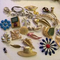 Beautiful Lot Silver Plated Paint Gold Plated Jewelry Vintage, Brooches, Silver Plate, Silver Gold, Silver Plated, Vintage Ladies, Vintage Jewelry, Gold Plate, Women Jewelry